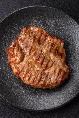 Izgara biftek ya da domuz eti, öğle yemeği için sağlıklı restoran yemeği. Mangal bifteği tasarımınız için bir yemek arka planıdır.