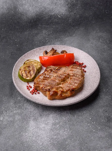 Izgara biftek ya da domuz eti, öğle yemeği için sağlıklı restoran yemeği. Mangal bifteği tasarımınız için bir yemek arka planıdır.