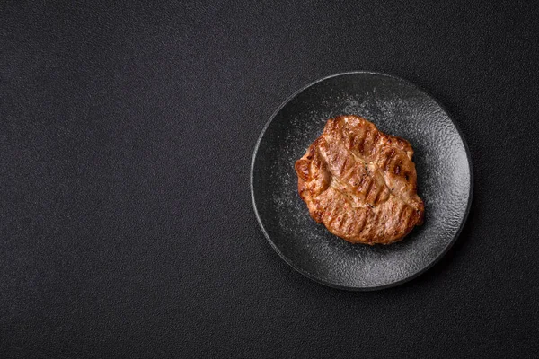 Izgara biftek ya da domuz eti, öğle yemeği için sağlıklı restoran yemeği. Mangal bifteği tasarımınız için bir yemek arka planıdır.