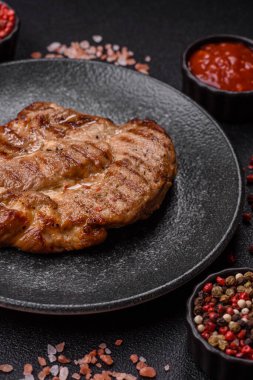 Izgara biftek ya da domuz eti, öğle yemeği için sağlıklı restoran yemeği. Mangal bifteği tasarımınız için bir yemek arka planıdır.