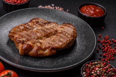 Izgara biftek ya da domuz eti, öğle yemeği için sağlıklı restoran yemeği. Mangal bifteği tasarımınız için bir yemek arka planıdır.