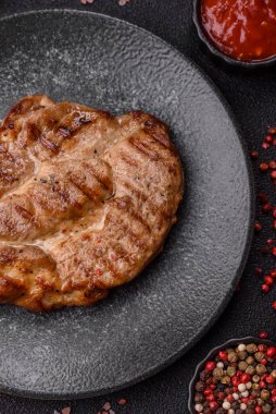 Izgara biftek ya da domuz eti, öğle yemeği için sağlıklı restoran yemeği. Mangal bifteği tasarımınız için bir yemek arka planıdır.