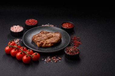 Izgara biftek ya da domuz eti, öğle yemeği için sağlıklı restoran yemeği. Mangal bifteği tasarımınız için bir yemek arka planıdır.