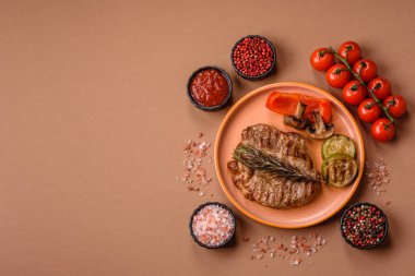 Izgara biftek ya da domuz eti, öğle yemeği için sağlıklı restoran yemeği. Mangal bifteği tasarımınız için bir yemek arka planıdır.