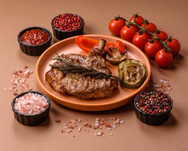 Izgara biftek ya da domuz eti, öğle yemeği için sağlıklı restoran yemeği. Mangal bifteği tasarımınız için bir yemek arka planıdır.