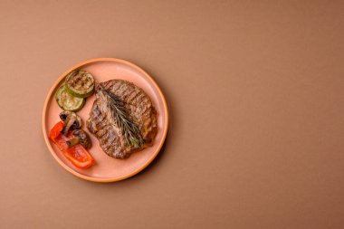 Izgara biftek ya da domuz eti, öğle yemeği için sağlıklı restoran yemeği. Mangal bifteği tasarımınız için bir yemek arka planıdır.