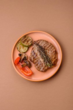 Izgara biftek ya da domuz eti, öğle yemeği için sağlıklı restoran yemeği. Mangal bifteği tasarımınız için bir yemek arka planıdır.