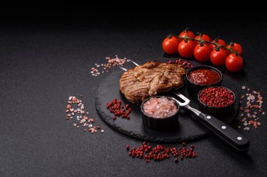 Izgara biftek ya da domuz eti, öğle yemeği için sağlıklı restoran yemeği. Mangal bifteği tasarımınız için bir yemek arka planıdır.