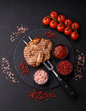 Izgara biftek ya da domuz eti, öğle yemeği için sağlıklı restoran yemeği. Mangal bifteği tasarımınız için bir yemek arka planıdır.