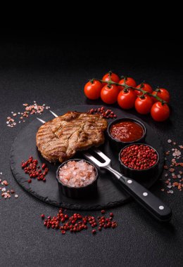 Izgara biftek ya da domuz eti, öğle yemeği için sağlıklı restoran yemeği. Mangal bifteği tasarımınız için bir yemek arka planıdır.