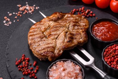 Izgara biftek ya da domuz eti, öğle yemeği için sağlıklı restoran yemeği. Mangal bifteği tasarımınız için bir yemek arka planıdır.