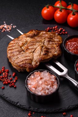 Izgara biftek ya da domuz eti, öğle yemeği için sağlıklı restoran yemeği. Mangal bifteği tasarımınız için bir yemek arka planıdır.
