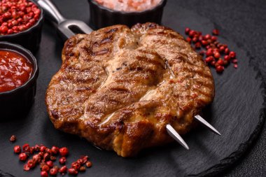 Izgara biftek ya da domuz eti, öğle yemeği için sağlıklı restoran yemeği. Mangal bifteği tasarımınız için bir yemek arka planıdır.