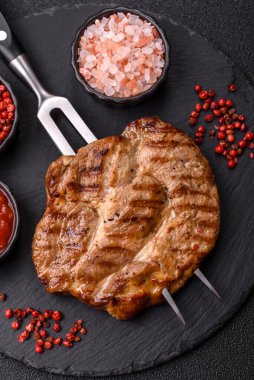 Izgara biftek ya da domuz eti, öğle yemeği için sağlıklı restoran yemeği. Mangal bifteği tasarımınız için bir yemek arka planıdır.