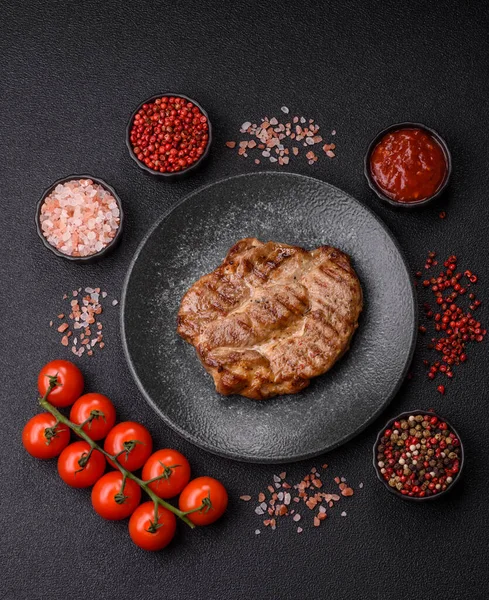 Izgara biftek ya da domuz eti, öğle yemeği için sağlıklı restoran yemeği. Mangal bifteği tasarımınız için bir yemek arka planıdır.