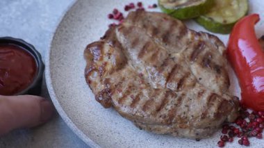 Izgara biftek ya da domuz eti, öğle yemeği için sağlıklı restoran yemeği. Arka planda barbekü bifteği