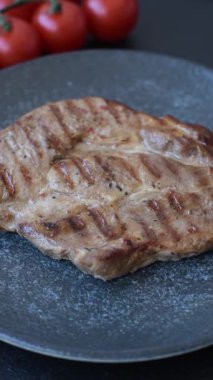 Izgara biftek ya da domuz eti, öğle yemeği için sağlıklı restoran yemeği. Arka planda barbekü bifteği