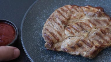 Izgara biftek ya da domuz eti, öğle yemeği için sağlıklı restoran yemeği. Arka planda barbekü bifteği