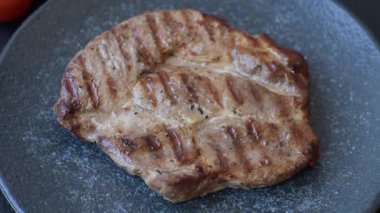 Izgara biftek ya da domuz eti, öğle yemeği için sağlıklı restoran yemeği. Arka planda barbekü bifteği