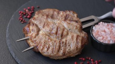 Izgara biftek ya da domuz eti, öğle yemeği için sağlıklı restoran yemeği. Arka planda barbekü bifteği