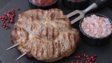 Izgara biftek ya da domuz eti, öğle yemeği için sağlıklı restoran yemeği. Arka planda barbekü bifteği