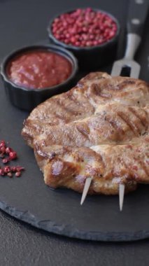 Izgara biftek ya da domuz eti, öğle yemeği için sağlıklı restoran yemeği. Arka planda barbekü bifteği