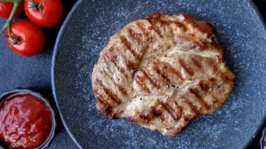 Izgara biftek ya da domuz eti, öğle yemeği için sağlıklı restoran yemeği. Arka planda barbekü bifteği