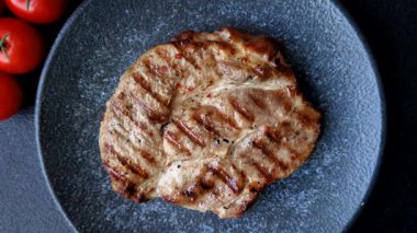 Izgara biftek ya da domuz eti, öğle yemeği için sağlıklı restoran yemeği. Arka planda barbekü bifteği