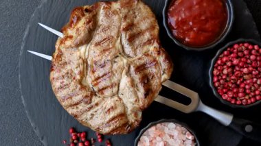 Izgara biftek ya da domuz eti, öğle yemeği için sağlıklı restoran yemeği. Arka planda barbekü bifteği