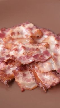 Sağlıklı bir kahvaltı için kızarmış domuz pastırması şeritleri. Tasarımınız için yiyecek olarak kızarmış pastırma şeritleri.