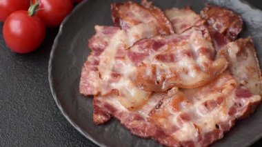 Sağlıklı bir kahvaltı için kızarmış domuz pastırması şeritleri. Tasarımınız için yiyecek olarak kızarmış pastırma şeritleri.