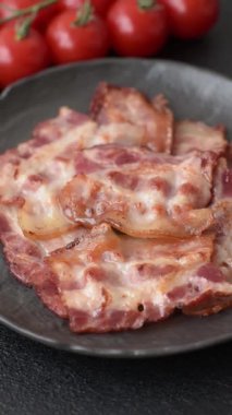 Sağlıklı bir kahvaltı için kızarmış domuz pastırması şeritleri. Tasarımınız için yiyecek olarak kızarmış pastırma şeritleri.