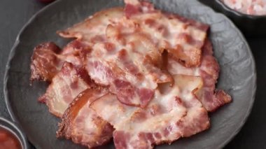 Sağlıklı bir kahvaltı için kızarmış domuz pastırması şeritleri. Tasarımınız için yiyecek olarak kızarmış pastırma şeritleri.