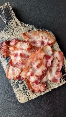 Sağlıklı bir kahvaltı için kızarmış domuz pastırması şeritleri. Tasarımınız için yiyecek olarak kızarmış pastırma şeritleri.