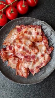 Sağlıklı bir kahvaltı için kızarmış domuz pastırması şeritleri. Tasarımınız için yiyecek olarak kızarmış pastırma şeritleri.