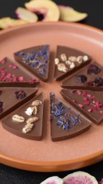 Çilekli, meyveli, lezzetli şekerli çikolatalı ev yapımı. Çikolata.