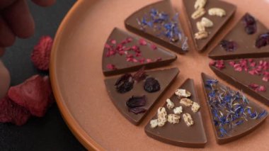 Çilekli, meyveli, lezzetli şekerli çikolatalı ev yapımı. Çikolata.