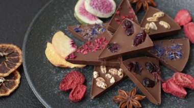 Çilekli, meyveli, lezzetli şekerli çikolatalı ev yapımı. Çikolata.