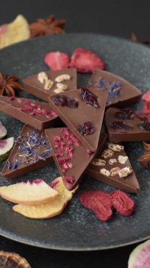 Çilekli, meyveli, lezzetli şekerli çikolatalı ev yapımı. Çikolata.