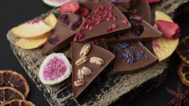 Çilekli, meyveli, lezzetli şekerli çikolatalı ev yapımı. Çikolata.