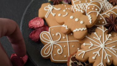 Noel kurabiyesi, kış tatili için yiyecek, tatil masası süsü. Noel kurabiyesi