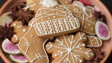 Noel kurabiyesi, kış tatili için yiyecek, tatil masası süsü. Noel kurabiyesi