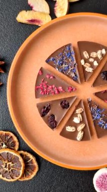 Çilekli, meyveli, lezzetli şekerli çikolatalı ev yapımı. Çikolata.