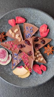 Çilekli, meyveli, lezzetli şekerli çikolatalı ev yapımı. Çikolata.