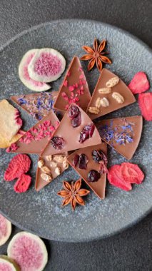 Çilekli, meyveli, lezzetli şekerli çikolatalı ev yapımı. Çikolata.