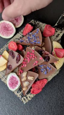 Çilekli, meyveli, lezzetli şekerli çikolatalı ev yapımı. Çikolata.