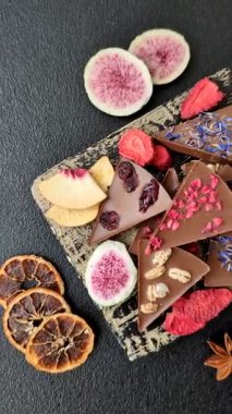 Çilekli, meyveli, lezzetli şekerli çikolatalı ev yapımı. Çikolata.