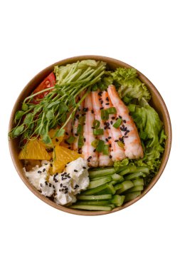 Pirinç, domates, sos ve sebzeli karides kasesi, Asya yemeği. Tasarımınız için karides ya da karides.