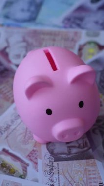 İngiltere kağıt parası, sterlin, para transferleri için nakit para. İngiltere parası