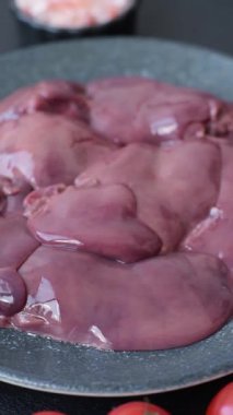 Çiğ tavuk ya da hindi ciğeri, kümes hayvanlarının iç organları. Çiğ tavuk ciğeri